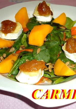 Una foto de Ensalada de espinacas con queso gratinado y fruta