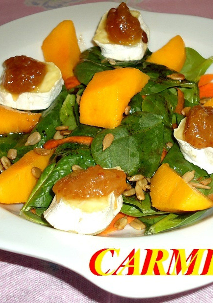Una foto de Ensalada de espinacas con queso gratinado y fruta