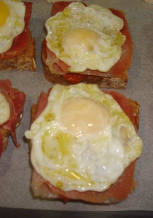 Una foto de Montadito de jamón serrano y huevo de codorniz