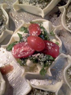 Una foto de Canastitas de mozzarella, albahaca y cherry
