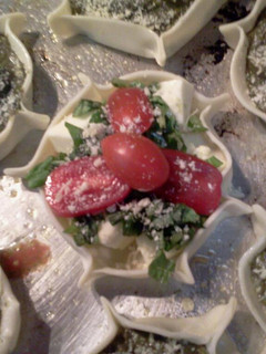 Una foto de Canastitas de mozzarella, albahaca y cherry