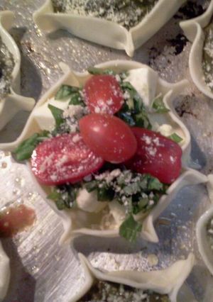 Una foto de Canastitas de mozzarella, albahaca y cherry