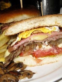 Una foto de Chivito Uruguayo