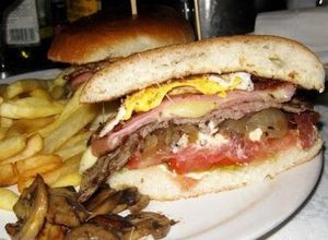 Una foto de Chivito Uruguayo