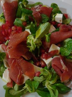 Una foto de Ensalada de canónigos con jamón 