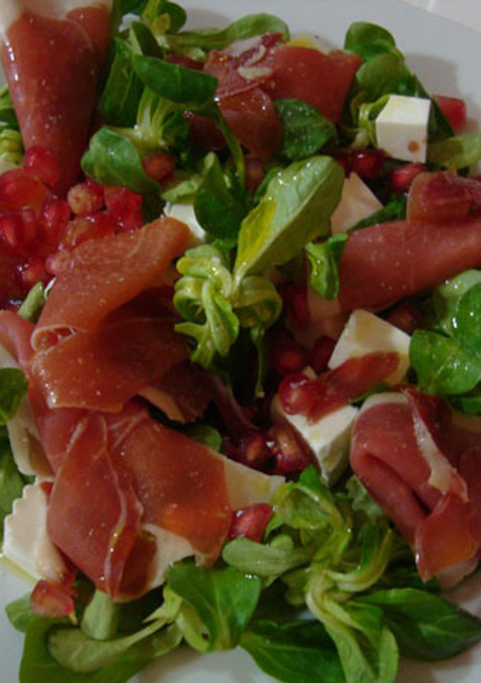 Una foto de Ensalada de canónigos con jamón 