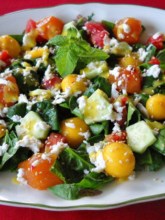 Una foto de Ensalada de espinacas, ciruelas y mango