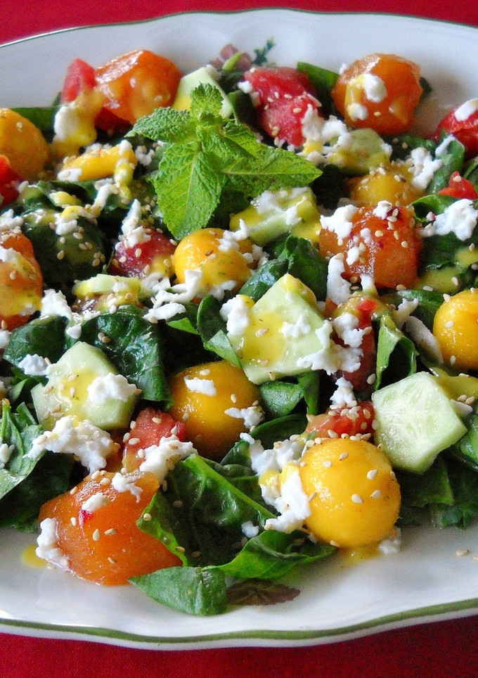 Una foto de Ensalada de espinacas, ciruelas y mango
