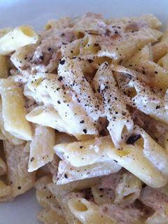 Una foto de Macarrones cremosos con atún y cebolla