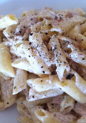 Una foto de Macarrones cremosos con atún y cebolla