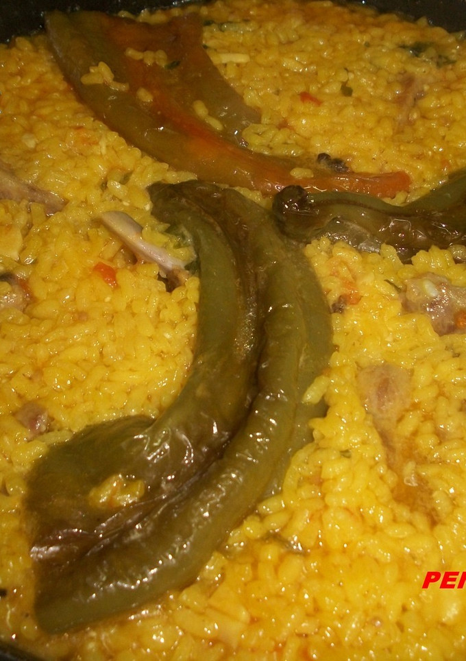 Una foto de Arroz con costillejas de cerdo y pimientos italianos al vino blanco