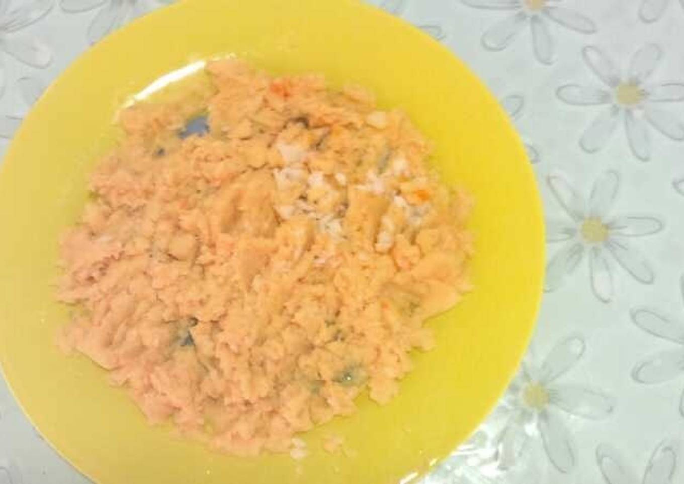 Puré de patatas, zanahoria y tomate con merluza