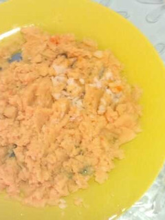 Una foto de Puré de patatas, zanahoria y tomate con merluza