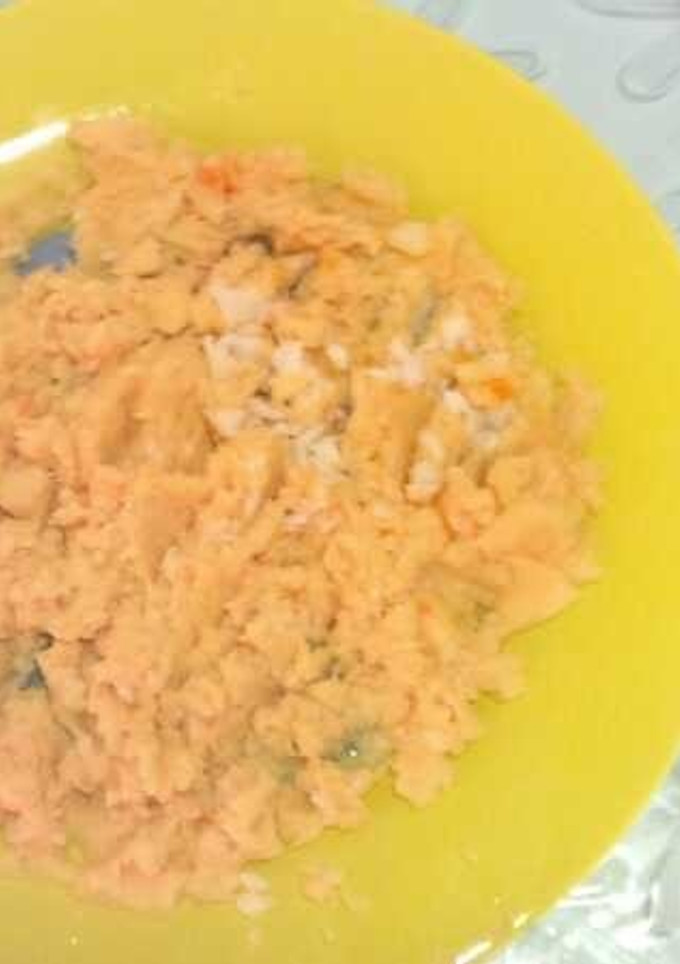 Una foto de Puré de patatas, zanahoria y tomate con merluza
