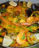 Paella mixta de pollo y mariscos