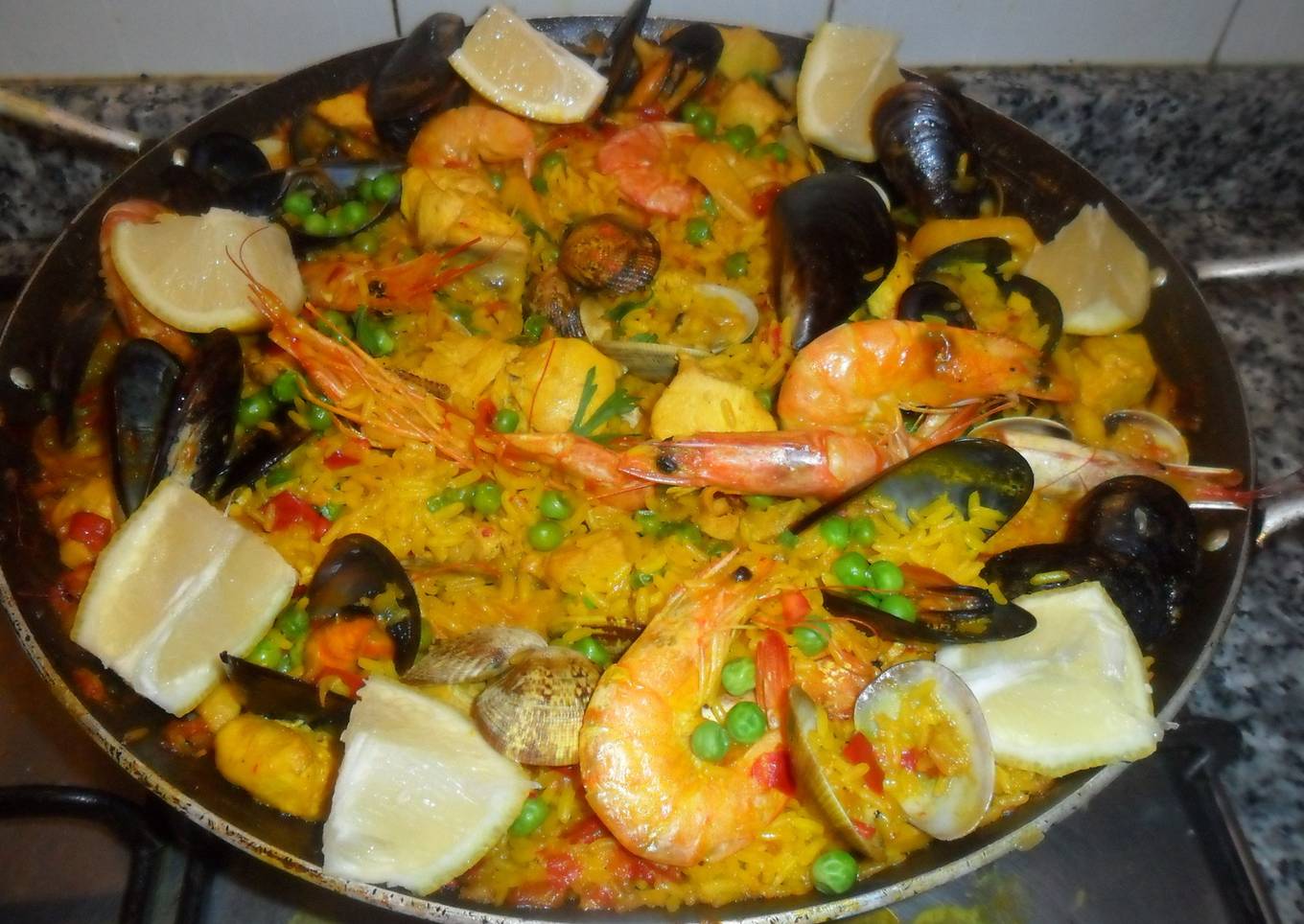 Paella mixta de pollo y mariscos