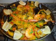 Una foto de paella de marisco