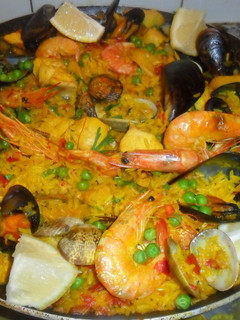 Una foto de Paella mixta de pollo y mariscos