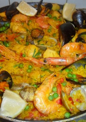 Una foto de Paella mixta de pollo y mariscos