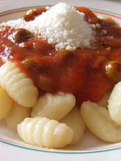 Una foto de Ñoquis de patatas caseros con salsa de tomates y aceitunas
