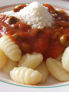 Una foto de Ñoquis de patatas caseros con salsa de tomates y aceitunas