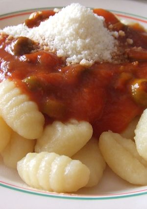 Una foto de Ñoquis de patatas caseros con salsa de tomates y aceitunas