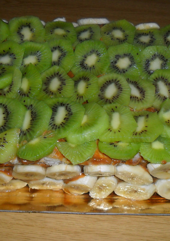 Una foto de Torta de hojaldre con dulce de leche y frutas