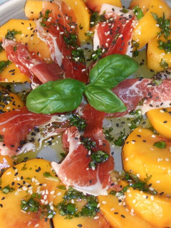 Una foto de Ensalada de melocotón con jamón de Parma y semillas