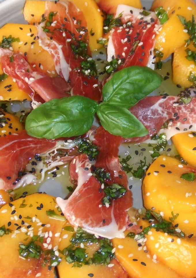 Una foto de Ensalada de melocotón con jamón de Parma y semillas