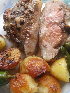 Una foto de Pierna de cordero asada al laurel con pimientos de Padrón