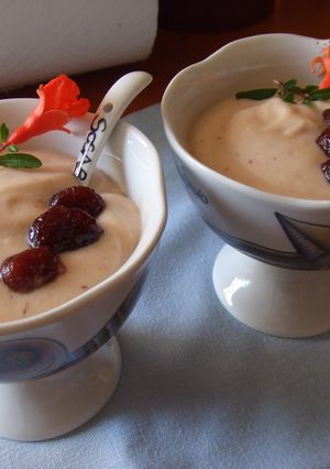 Una foto de Mousse de pexegueiros y peras con arándanos rojos