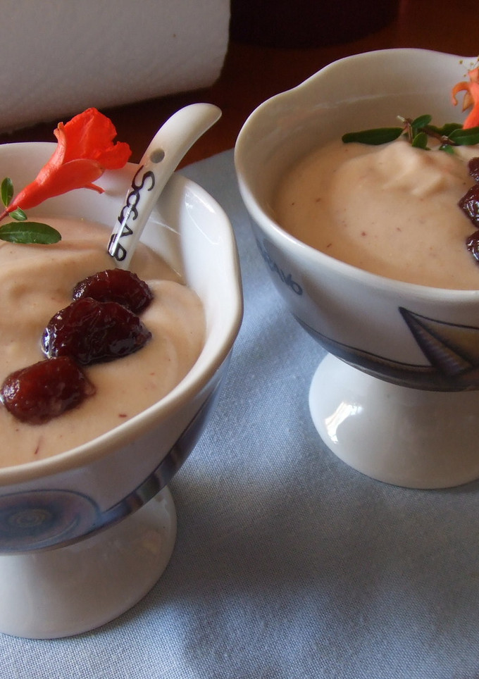 Una foto de Mousse de pexegueiros y peras con arándanos rojos