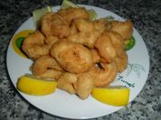 Una foto de tempura de calamares