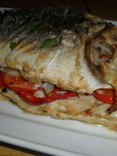 Una foto de Lubina rellena de verduras al horno
