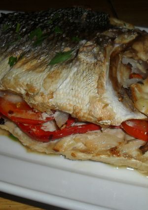 Una foto de Lubina rellena de verduras al horno