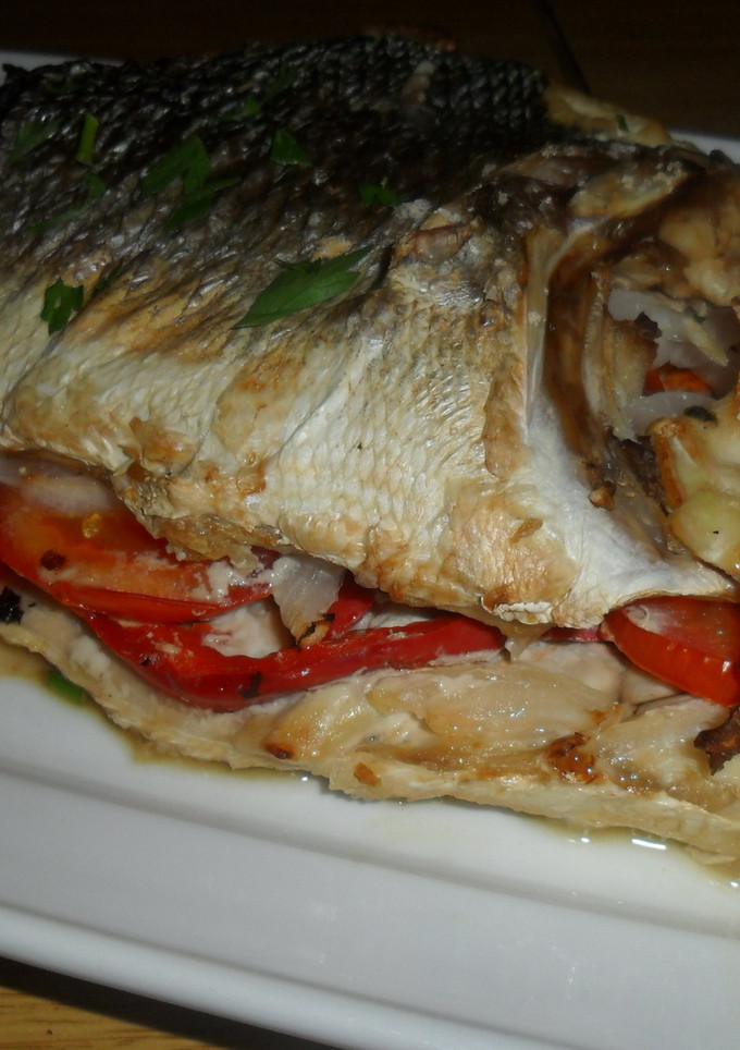 Una foto de Lubina rellena de verduras al horno