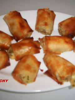 Una foto de Rollitos de masa filo, puré de patatas, queso brie y salvia