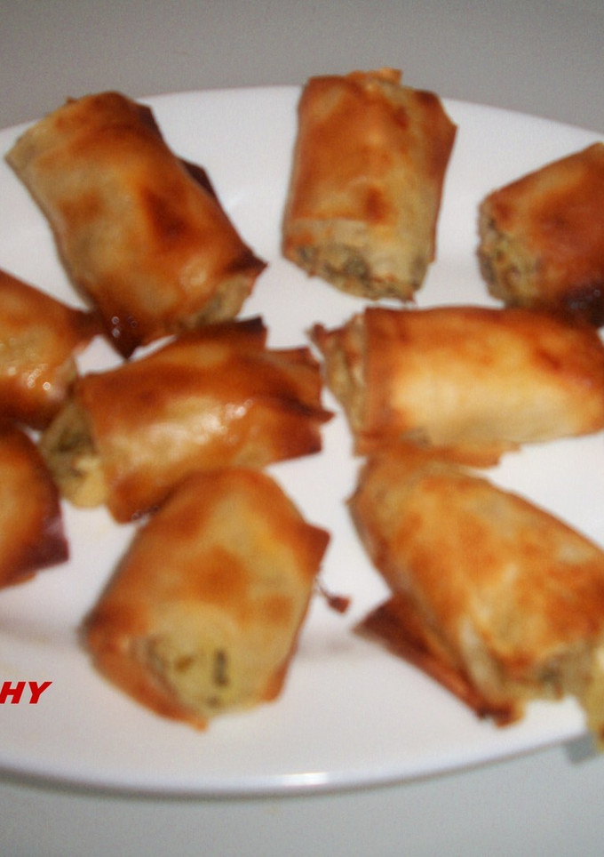 Una foto de Rollitos de masa filo, puré de patatas, queso brie y salvia