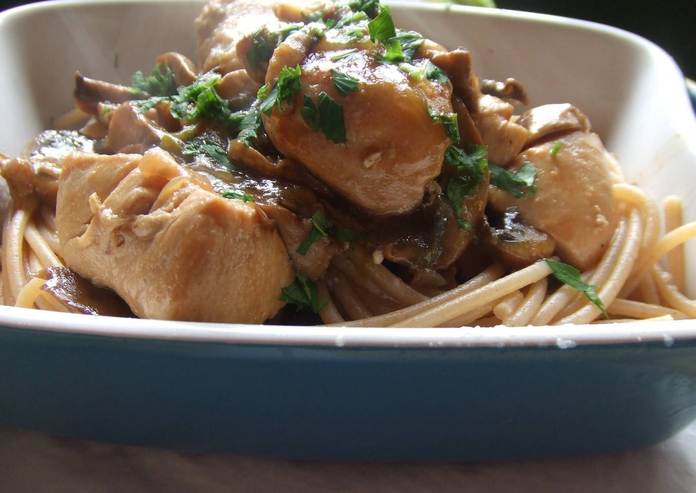 Spaghettis integrales con pollo y portobellos