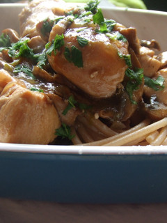Una foto de Spaghettis integrales con pollo y portobellos