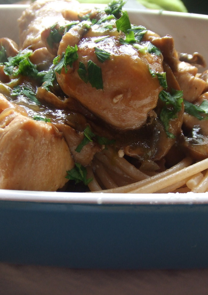 Una foto de Spaghettis integrales con pollo y portobellos