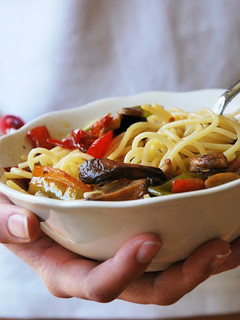 Una foto de Espaguetis con carne, tomates asados y champiñones al ron