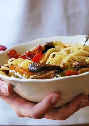 Una foto de Espaguetis con carne, tomates asados y champiñones al ron