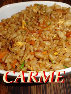 Una foto de Arroz oriental con tortilla