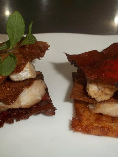 Una foto de Pescado marinado con puré de papas a los pimientos