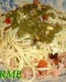 Spaghettis con carne al pesto
