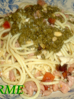 Una foto de Spaghettis con carne al pesto