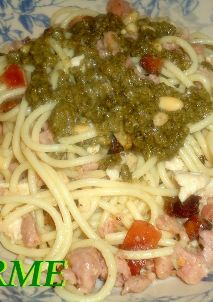 Una foto de Spaghettis con carne al pesto
