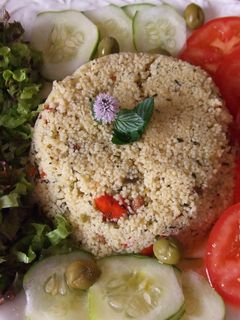 Una foto de Ensalada veraniega con cus-cus