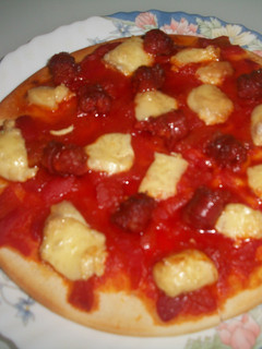 Una foto de Pizza con asadillo al queso Brie con chistorra